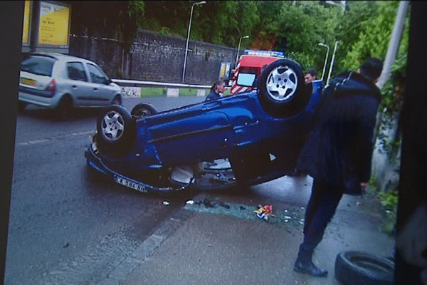 Cette voiture bleue sur le toit : c'est arrivé ce vendredi matin. Plus de peur que de mal, heureusement.