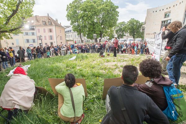 Le col de l'Echelle près de la frontière franco-italienne est un point de passage des migrants sur le territoire français. Trois jeunes avaient été détenus provisoirement en marge de la manifestation pro migrants à Briançon le 2 avril. Sur cette photo, leurs soutiens se sont rassemblés hier devant le tribunal de Gap pour demander leur libération. 