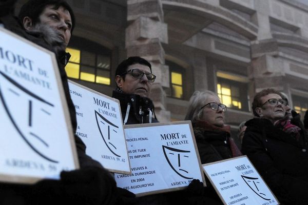 Photo d'un rassemblement de l'ARDEVA et des veuves de l'amiante à Dunkerque.