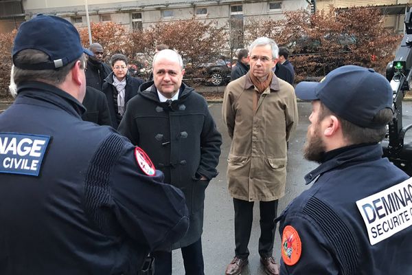 Bruno Le Roux au centre opérationnel zonal à Metz, ce mercredi 4 janvier 2017 assiste à une démonstration de déminage