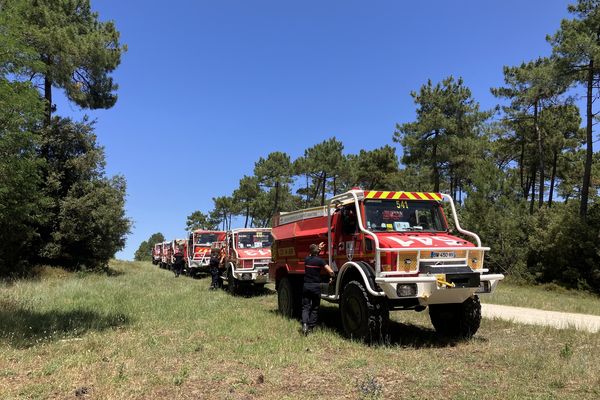 Les incendies mobilisent de nombreuses colonnes de pompiers en Ardèche et dans la Drôme.