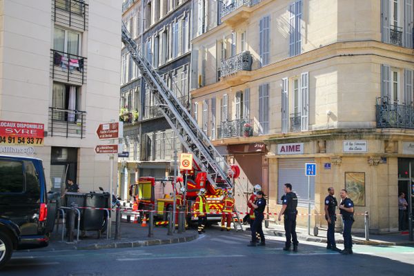 Un forcené s'était retranché au dernier étage de son immeuble, dans le quartier Colbert à Marseille et menaçait de mettre le feu avec de l'essence.