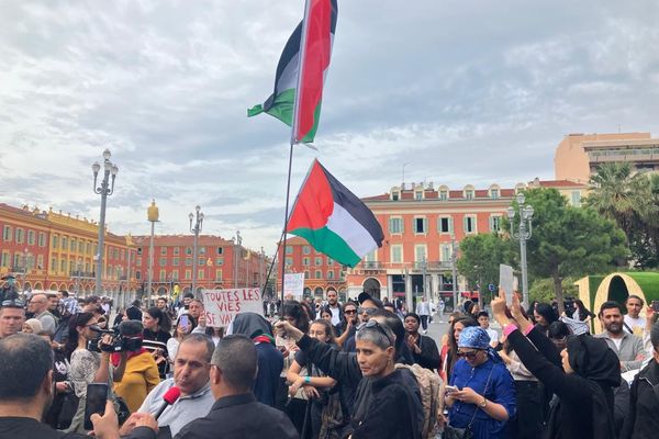 Une centaine de manifestants propalestiniens se sont retrouvés place Massena à Nice, malgré l'interdiction de rassemblement.