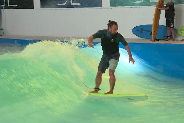 De novice à professionnel, le parc aquatique de surf indoor est accessible à tous les niveaux grâce à sa vague modulable. 