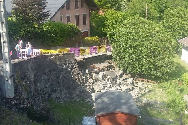 Le mur s'est effondré ce mercredi 24 mai 2017, coupant la route du Luitel à Séchilienne