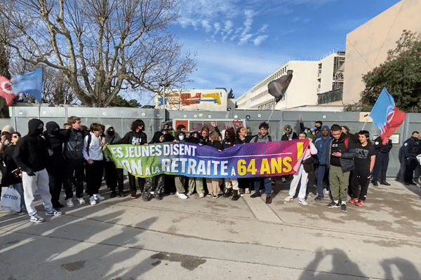 Marseille, vendredi 10 mars : des lycéens manifestent devant l'entrée du Lycée Saint-Exupéry, théâtre d'affrontements musclés faisant l'objet d'une enquête