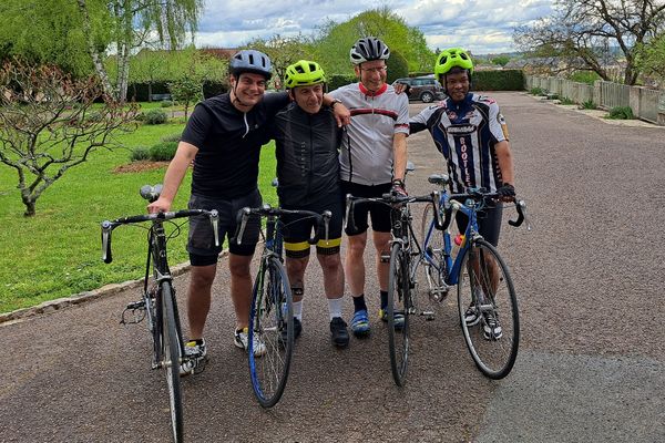 Quatre religieux bourguignons participent à la 22ème édition du Championnat de France Cycliste du Clergé. De gauche à droite : Père Grégoire Drouot, Père Pierre Dhaussy, Mgr Rivière (évêque d'Autun), Père Fidy Rafidimala