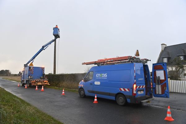 Vendredi en fin de matinée, il restait 73 000 clients d'Enedis sans électricité dans la Manche, département le plus touché par la tempête Ciaran. (Image d'illustration.)