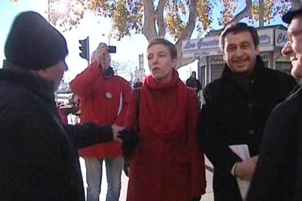 Clémentine Autain et Jean-Marc Coppola sur le marché de l'Estaque