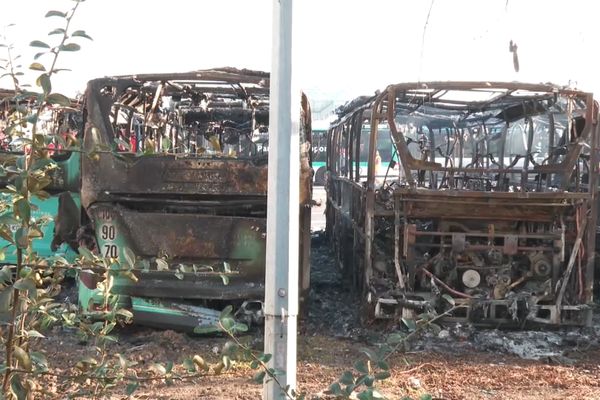 Les carcasses des bus calcinés