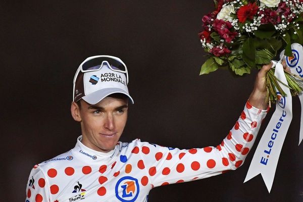 Romain Bardet, 15e du Tour de France, avec son maillot à pois de meilleur grimpeur.