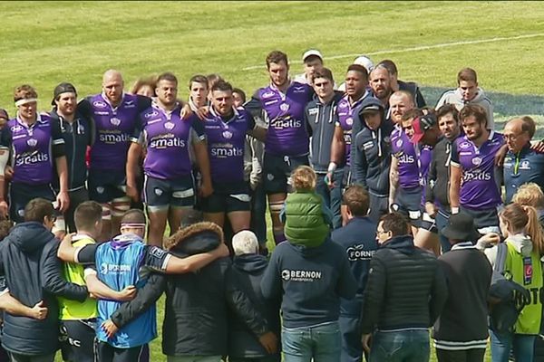 Les joueurs du SA-XV à la fin de la rencontre contre Oyonnax