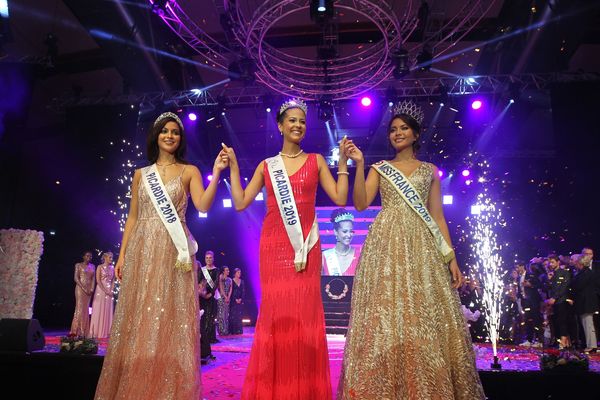 La nouvelle Miss Picardie, Morgane Fradon (au centre), entourée d'Assia Kerim, miss Picardie 2018 (à gauche) et de Vaimalama Chaves, actuelle Miss France (droite).