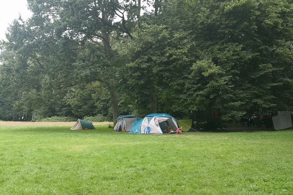 Des familles avec enfants sont installées dans des tentes au parc des Hautes-Ourmes à Rennes et attendent des solutions de relogement plus décentes