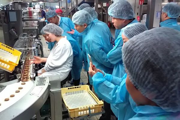 Des Chinois visitent l'usine de la Mère Poulard à Saint-Etienne-en-Cogles (Ille-et-Vilaine)