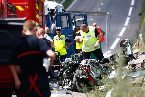 Les corps sans vie de deux sœurs de 35 et 41 ans et de leurs trois enfants âgés de 7 à 13 ans avaient été retrouvés dans leur voiture suite à l'accident.