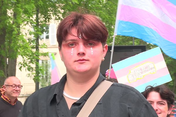 Nathan à la marche des fiertés, Dijon.