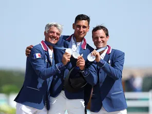 Karim Laghouag, Nicolas Touzaint et Stéphane Landois sur le podium du concours complet d'équitation par équipes aux Jo de Paris, le 29 juillet 2024