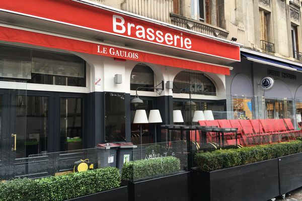 Une célèbre brasserie de Reims, quelques heures avant le coup de feu du midi.