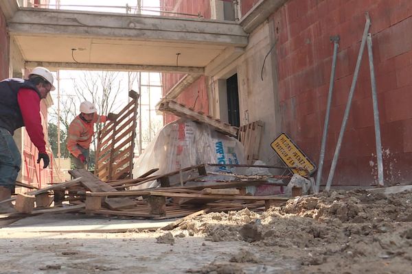 Sur les chantiers de la région Centre-Val de Loire, l'activité tourne au ralenti depuis plusieurs mois.