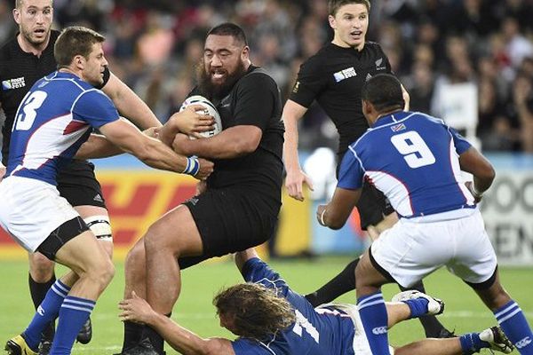  Le pilier All Black Charlie Faumuina (barbu) face à 3 joueurs de namibie lors de la Coupe du Monde 2015