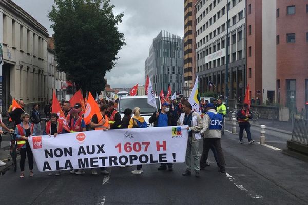 Les agents territoriaux de Clermont-Ferrand ont manifesté ce jeudi 24 juin à 10 heures contre l'augmentation de leur temps de travail.