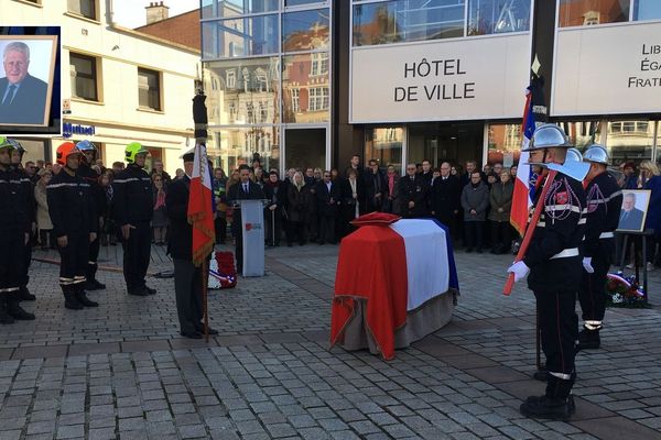 Un hommage républicain a été rendu à l'ancien maire Guy Delcourt devant l'hôtel de ville de Lens.