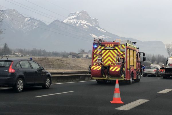 Les véhicules circulent au ralenti sur l'A41 après deux carambolages survenus à 5 km de distance dans les deux sens. 