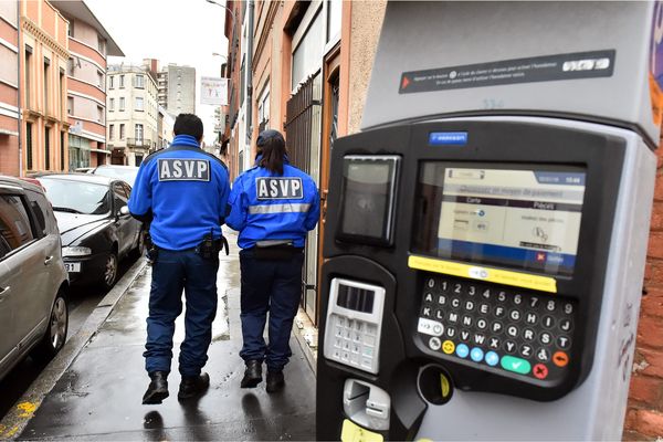 Fin de la gratuité du stationnement les 15 premiers jours d'août à Toulouse. La mesure en vigueur depuis 2007 prend fin cette année. La défense de l'environnement est l'argument numéro 1 de la mairie pour motiver sa décision.