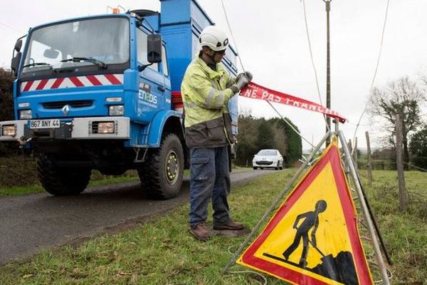 Suite à un violent orage, la commune de Castillon dans le Calvados est privée d'eau et le système d'alimentation électrique a été endommagé. Les équipes de la Saur et d'Enedis ont dû intervenir.