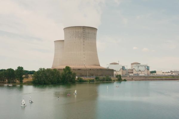 La centrale nucléaire de Saint-Laurent dans le Loir-et-Cher en bord de Loire, entre Orléans (30 km en amont) et Blois (28 km en aval).