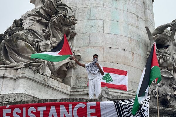 Des milliers de personnes se sont rassemblées mardi 15 octobre place de la Répulqiue à Paris en soutien aux Palestiniens et aux Libanais. Photo AFP