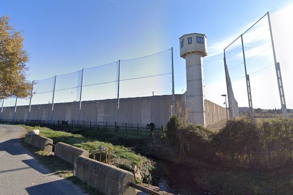 C'est un surveillant dans un mirador de la prison de Perpignan (Pyrénées-Orientales) qui a donné l'alerte le jeudi 2 juin 2022. Après avoir vu un individu cagoulé projeter un colis volumineux dans l'enceinte de la prison.