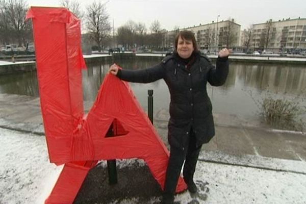 Sabine Daniel, prés du pavillon de Normandie à Caen, à coté du logo du "Collectif des artistes recycleurs".