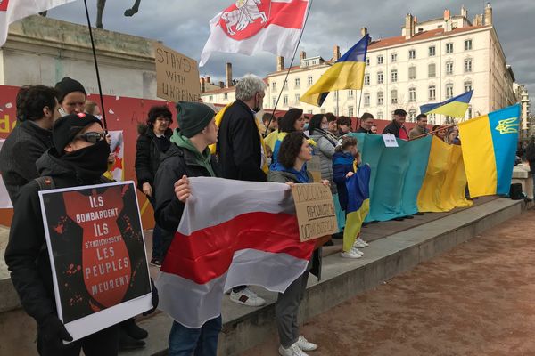 Les manifestants ont brandi le drapeau jaune et bleu de l'Ukraine.