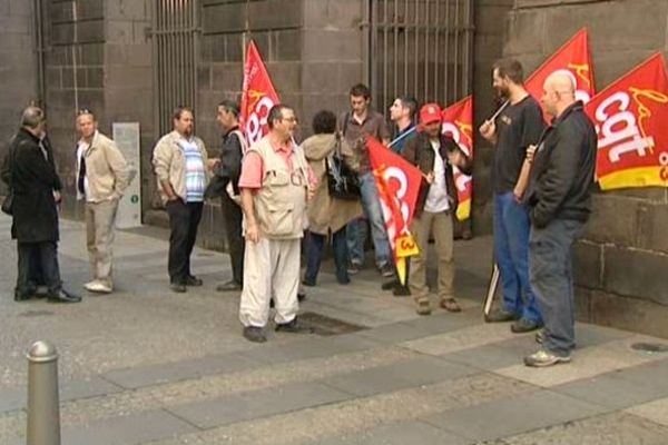 Sur les 400 grévistes de mardi, seule une quinzaine d'entre eux se sont réunis le 5 juin devant l'Hôtel de Ville de Clermont-Ferrand. Mais le mouvement devrait reprendre de son ampleur dès le 6 juin.