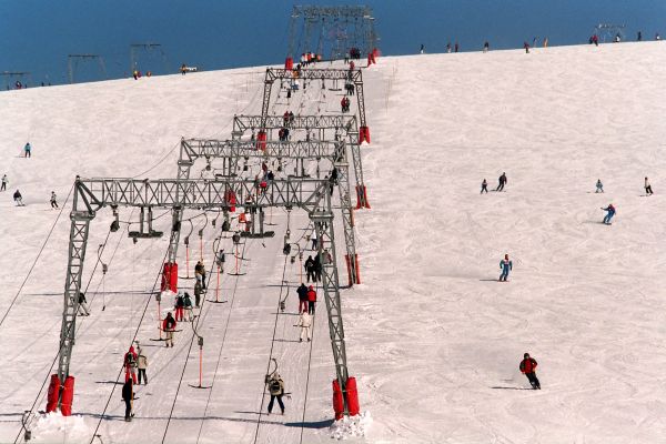 Illustration. Les remontées mécaniques situées sur le glacier des Deux Alpes.