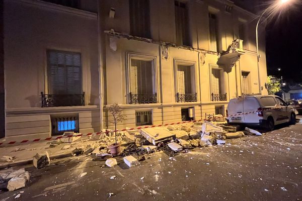 Un balcon du 1er étage d'un immeuble rue du Docteur Barety à Nice s'est effondré dans la nuit de samedi à dimanche. Aucun bléssé n'est à déplorer.