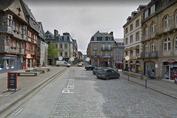 La place du général Leclerc en plein centre piétonnier de Lannion où des dizaines de jeunes s'en sont pris aux forces de l'ordre