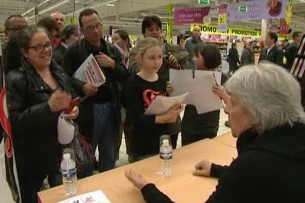 Une séance de dédicaces avec les fans