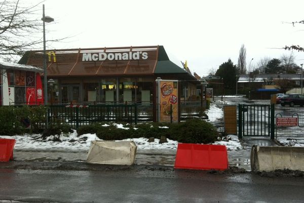 Le McDonald's de Condé-sur-l'Escaut a été braqué samedi par trois hommes dont l'un a trouvé la mort dans un accident de voiture survenu lors de leur fuite.