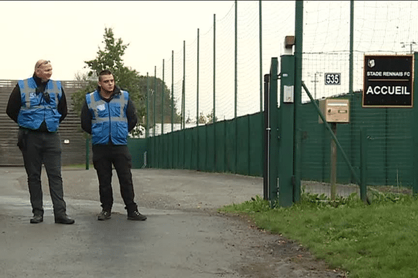 De nombreux agents de sécurité aux abords du centre d'entraînement du Stade rennais à Rennes ce mardi 17 octobre 2017