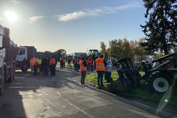 Les artisans du BTP, devant le dépôt pétrolier de Vern-sur-Seiche