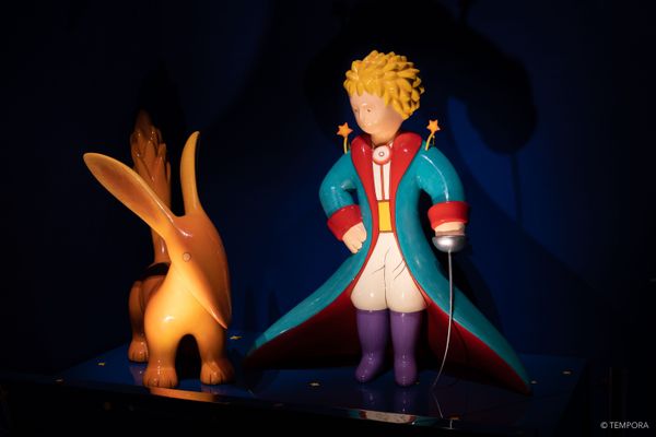 Le "petit prince", personnage et oeuvre emblématique d'Antoine de Saint-Exupéry, est omniprésent dans cette exposition à la Sucrière à lyon