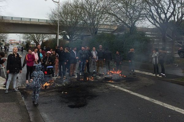 Les gens du voyage ont fait brûler des pneus sur la route.