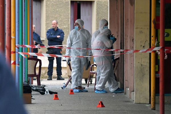 Les enquêteurs sur place au bar "Le Papus"