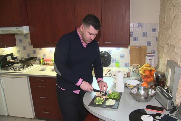 Tarik cuisine surtout des spécialités exotiques ou orientales, ici un ramen asiatique qu'il va cuire au wok.