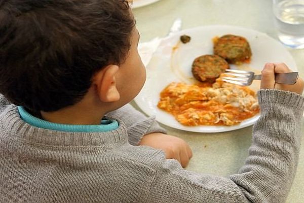 Montpellier - un enfant à la cantine - archives