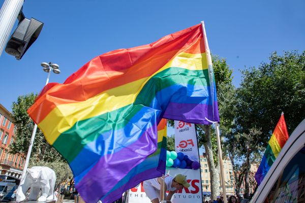 Le drapeau LGBT+ lors de la Gay Pride à Nice en juillet 2023 - Illustration.