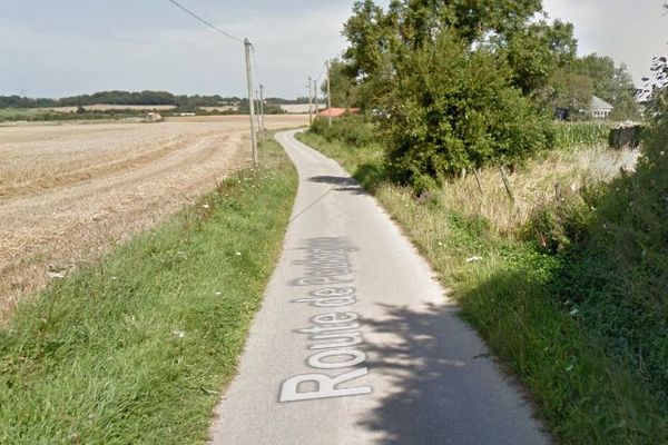 La victime a été découverte vers 9h45, route de Peulinghen à Saint-Martin-Boulogne.